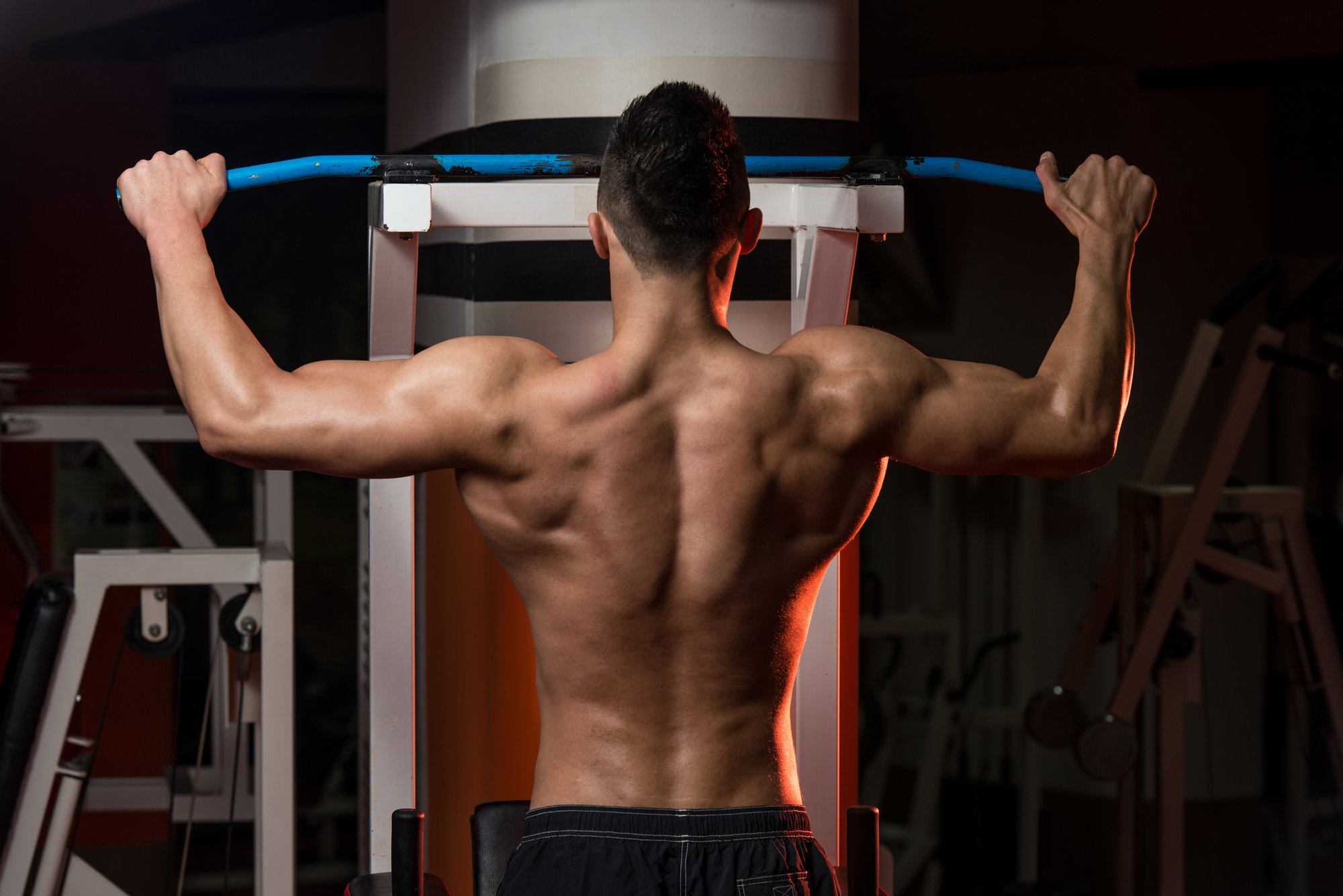 Подтягивания на мышцы спины. Накаченная спина. Накаченная спина мужская. Развитые мышцы спины. Внутренние подтягивания
